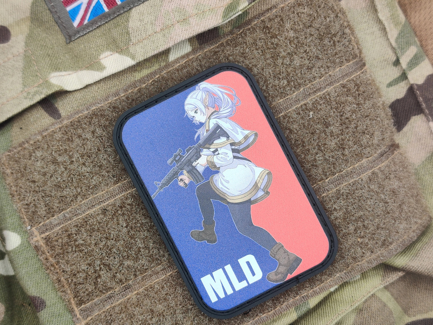 Elevate your collection with custom-made UV-printed PVC patches, showcasing Frieren wielding an M4 while forcefully breaching a door.
Inspired by the early 2010s Airsoft community vibe and infused with Frieren’s unique aura, this patch masterfully blends anime elegance with bold action, making it ideal for backpacks, Airsoft gear, or display. A perfect collectible for Frieren: Beyond Journey's End fans or a nostalgic nod to the 2010s.